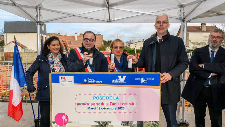 Pose de la première pierre de la cuisine centrale d'Ermont